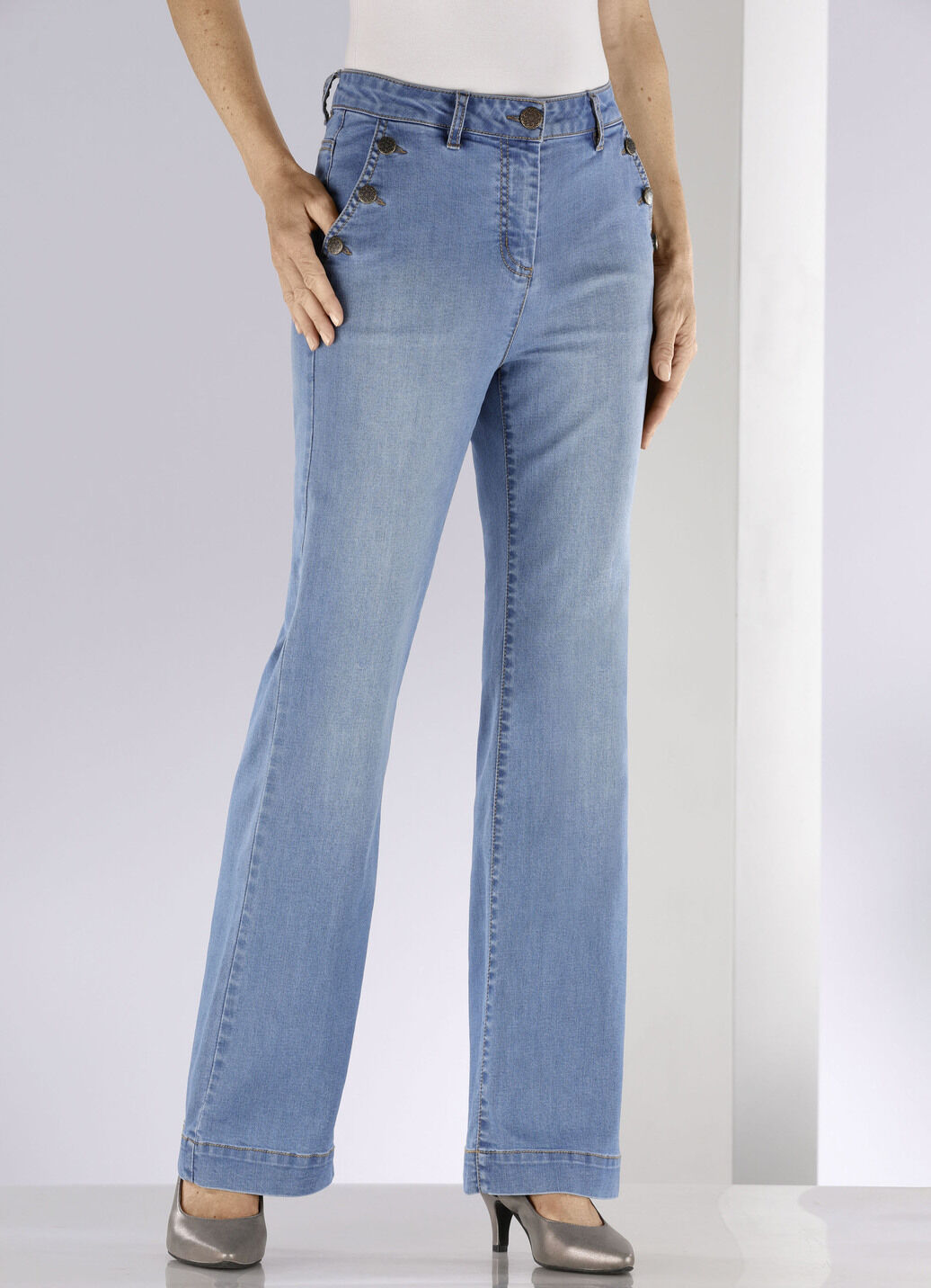 Jeans mit trendigen Zierknöpfen