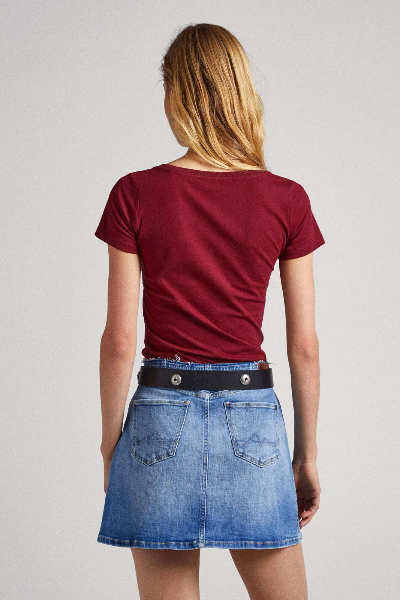 estampa de logotipo em camiseta