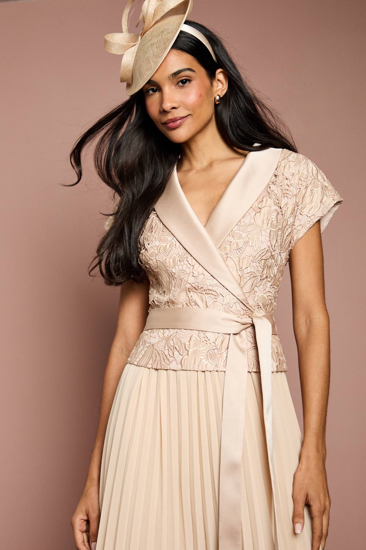 Coast Robe Midi Smoking à Plis avec Haut Cache-Cœur en Dentelle