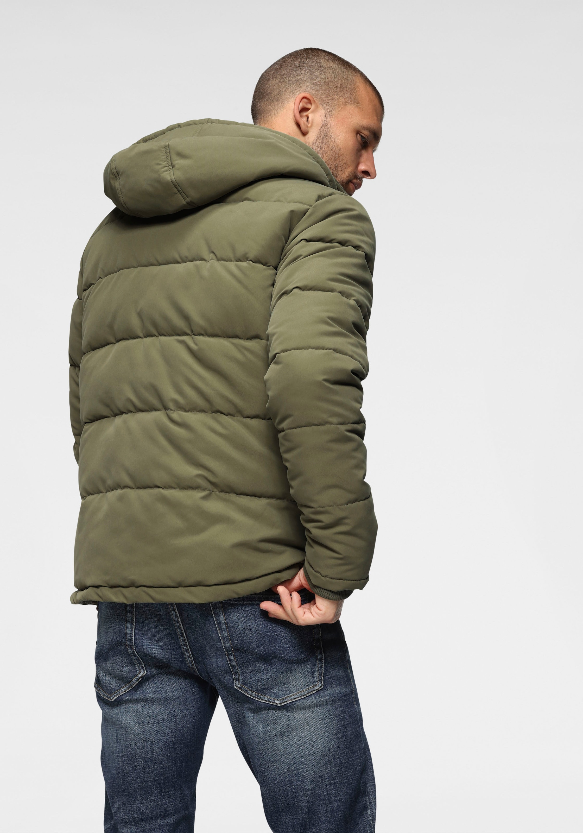 Bruno Banani Steppjacke mit Kapuze leicht,  wasserabweisend,  modischer Stil,  mit dekorativen Badges
