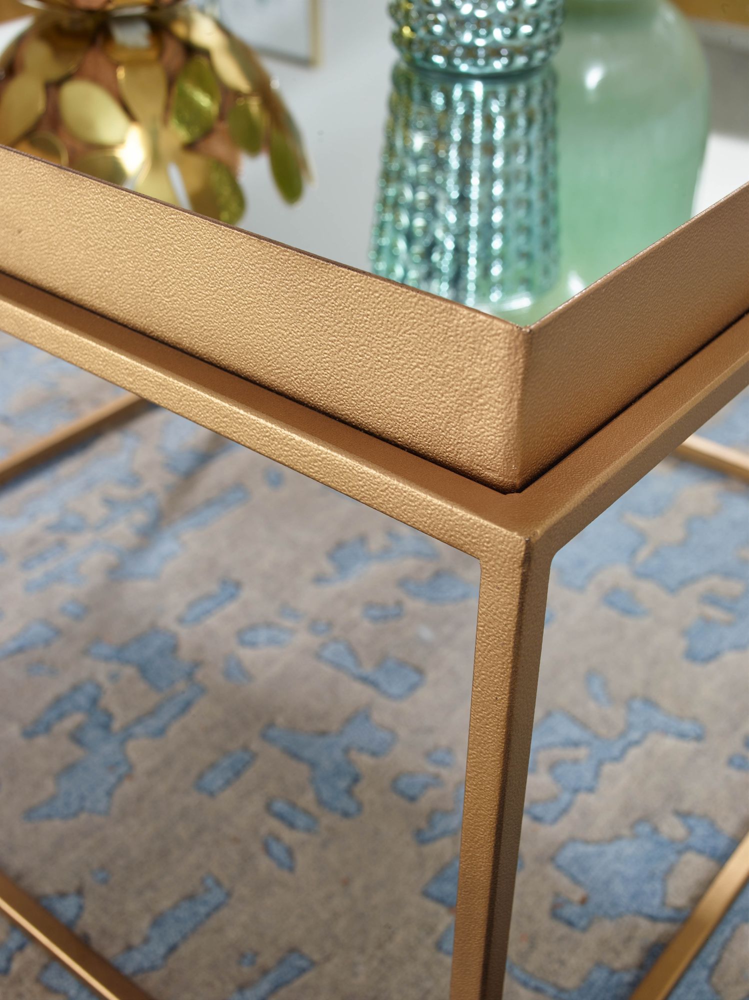 KADIMA DESIGN Quadratischer Couchtisch, verspiegeltes Glas, goldenes Metallgestell