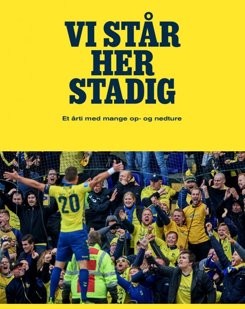 Vi Står Her Stadig - Nanna Møller Karlsen - Bog