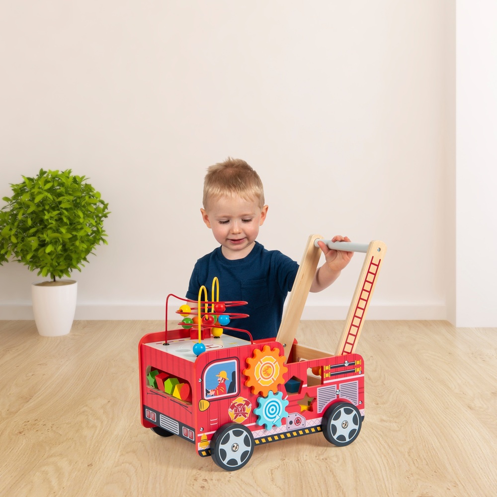 Eichhörnchen-Spielzeug-Feuerwehrwagen aus Holz