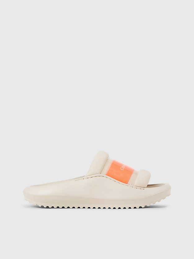 Chinelo com logotipo híbrido