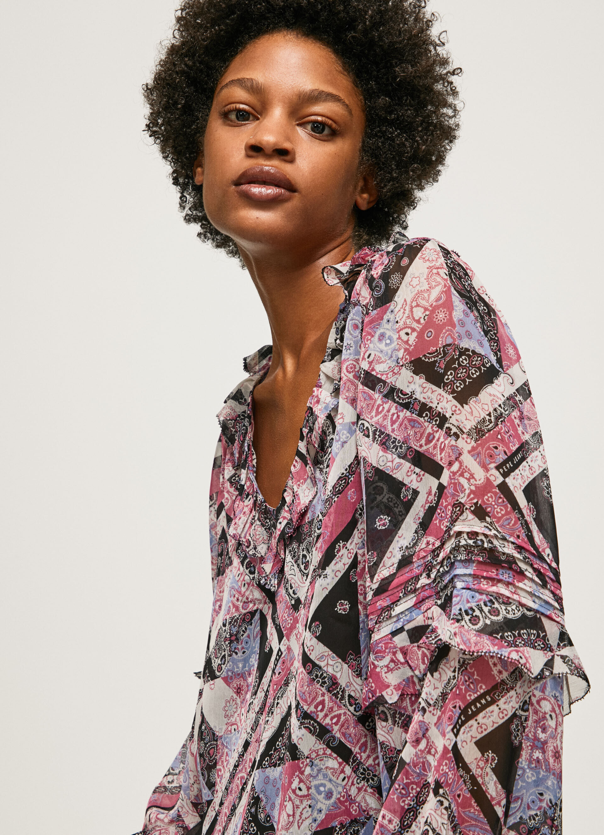 Blusa com estampa paisley e babados - multicolorida