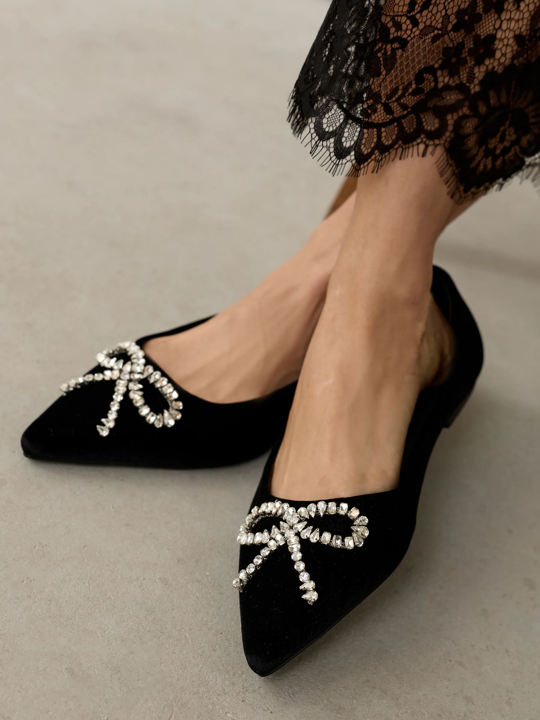 Zwarte satijn - Forever Comfort® Pointed Toe Jewelled Bow Flat Shoes