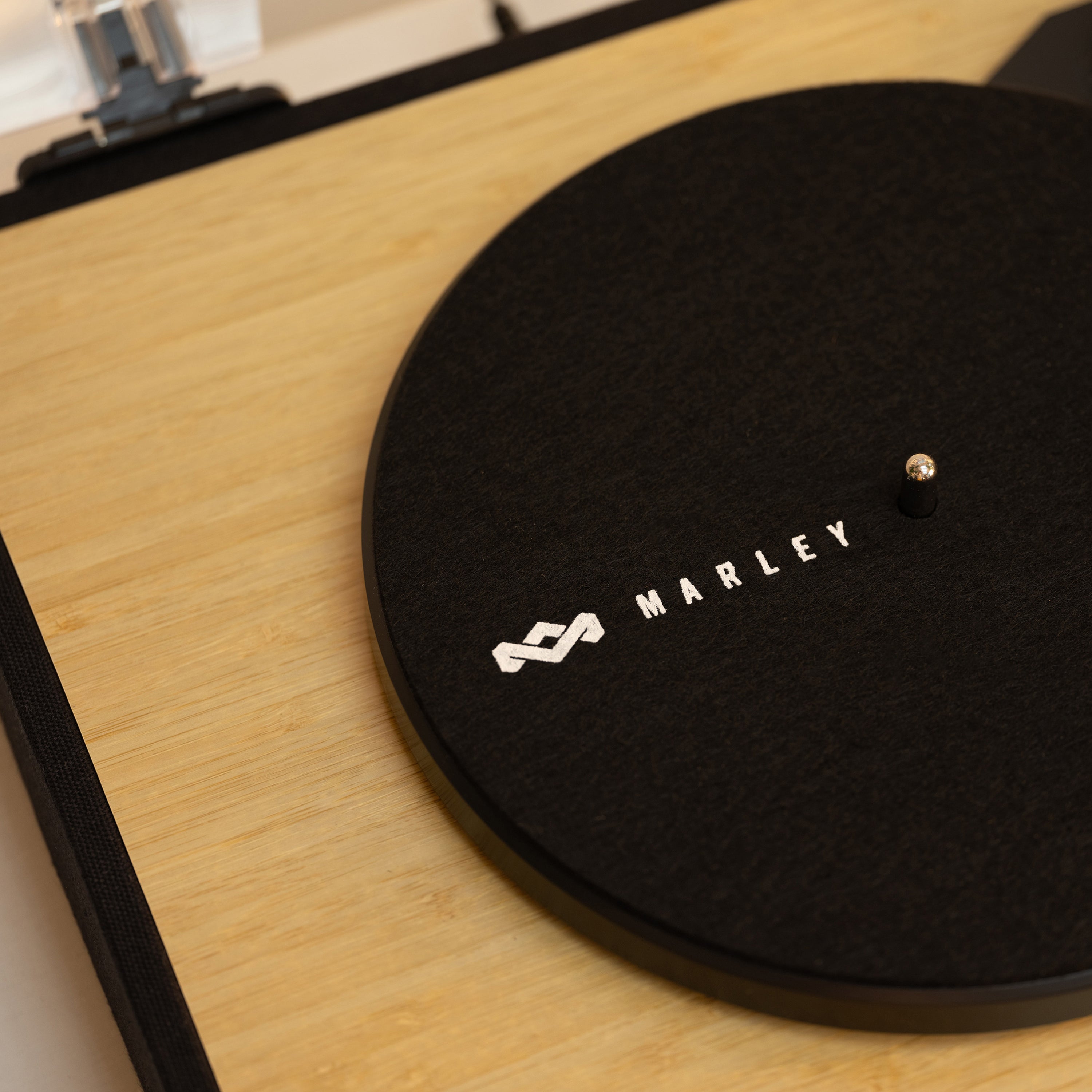 House of Marley Revolution BT platenspeler met speakers
