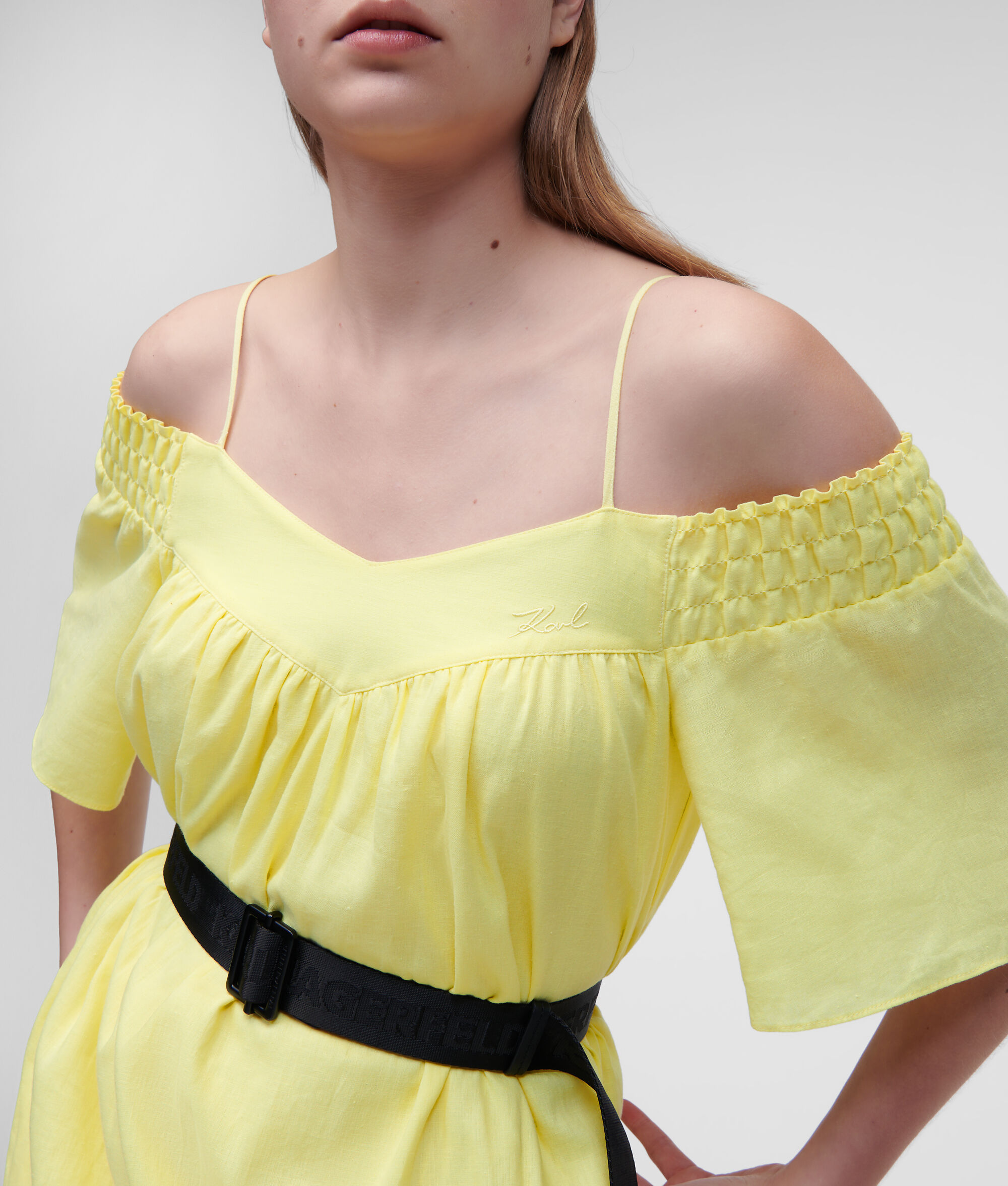 ROBE AUX ÉPAULES DÉNUDÉES AVEC CEINTURE