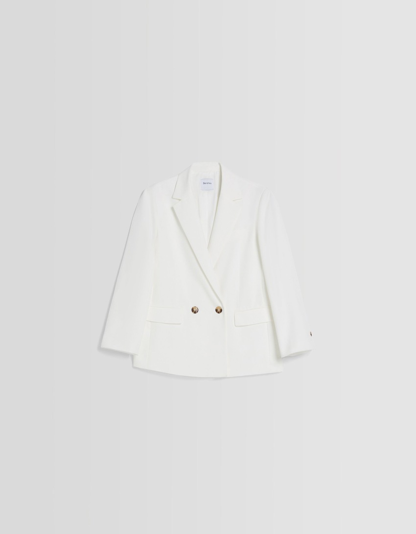 Blazer feminino de corte regular e abotoamento duplo.
