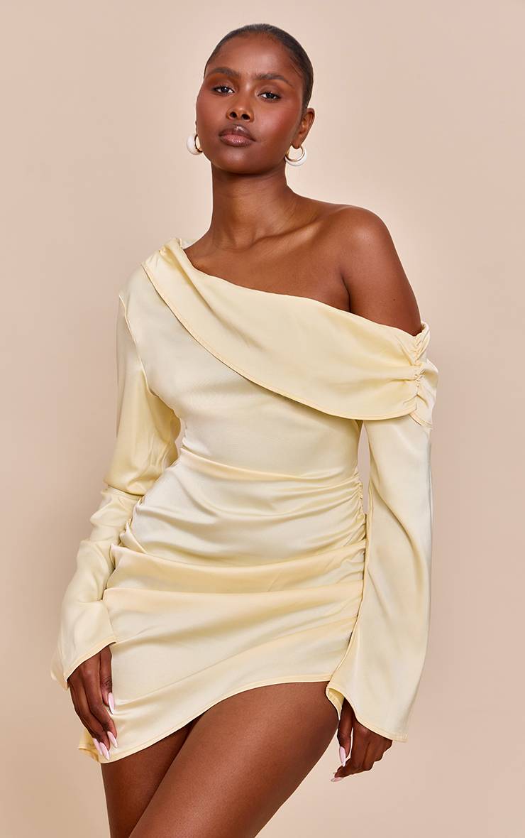 Pale Yellow Robe Moulante Drapée En Satin À Une Épaule