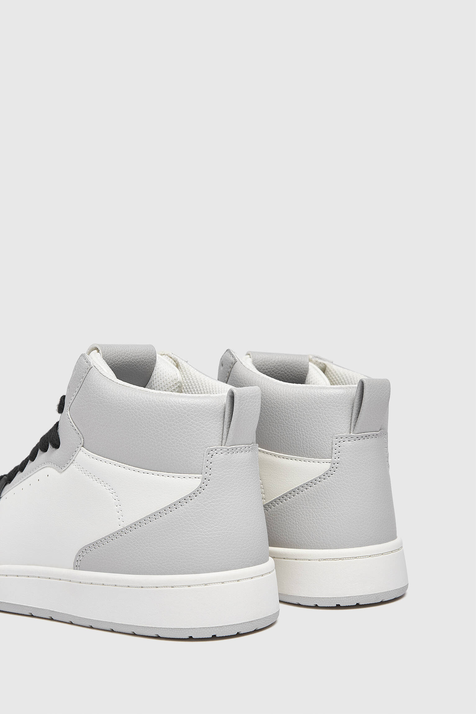 Bota esportiva multipeças - cinza