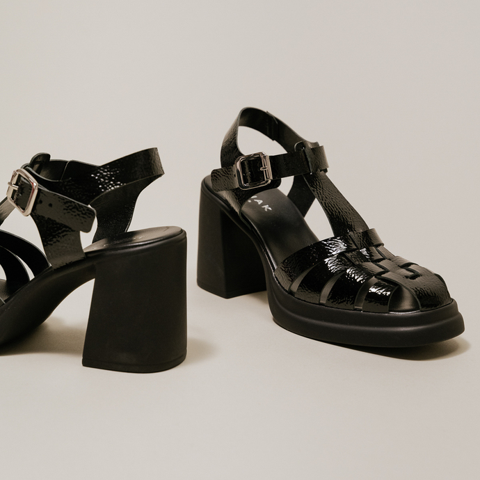 Sandales à talons et bouts carrés  en vernis noir