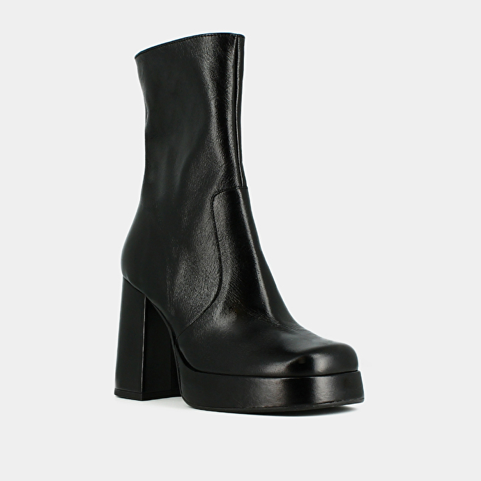 Boots à talons et bouts carrés  en cuir veilli noir