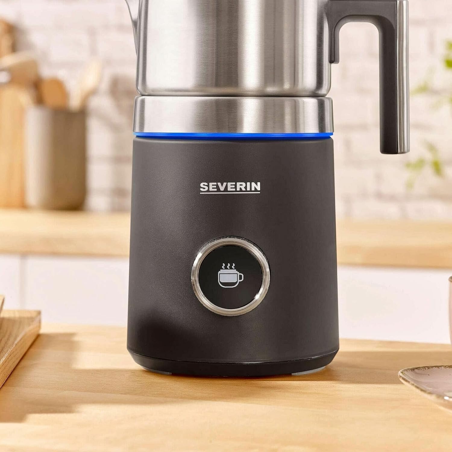 SEVERIN SPUMA 700 Plus Induktions-Milchaufschäumer, 13 Programme, OLED-Display, LED-Lichtring mit Statusanzeige, einfache Reinigung, Barista-Ausgusszotte, Edelstahl-gebürstet, schwarz, SM 3587
