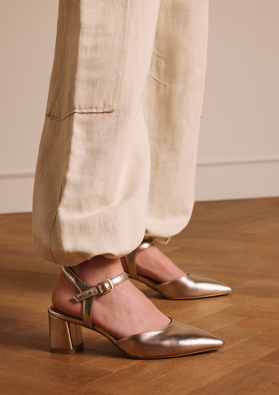 Goudkleurige leren slingbacks