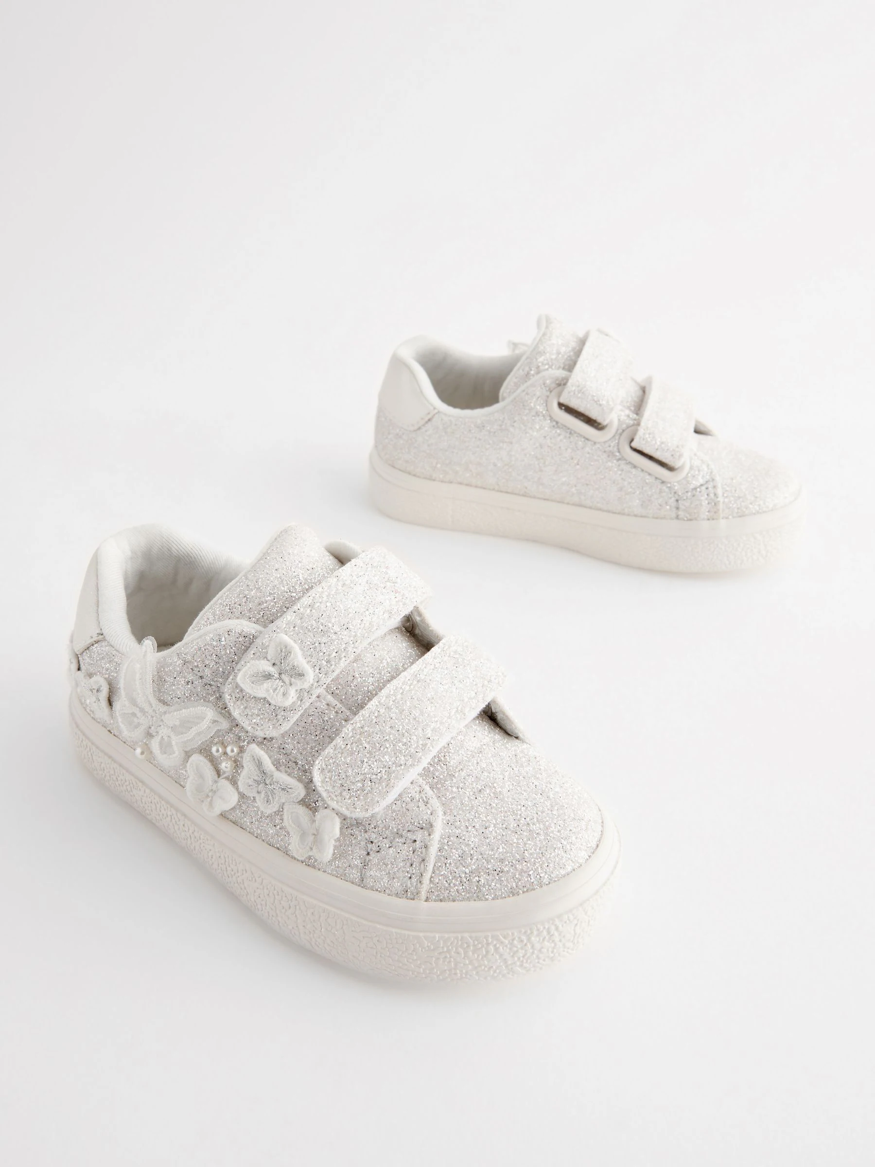 Wit en glinsterend - Sneakers met klittenbandsluiting en Butterfly Touch