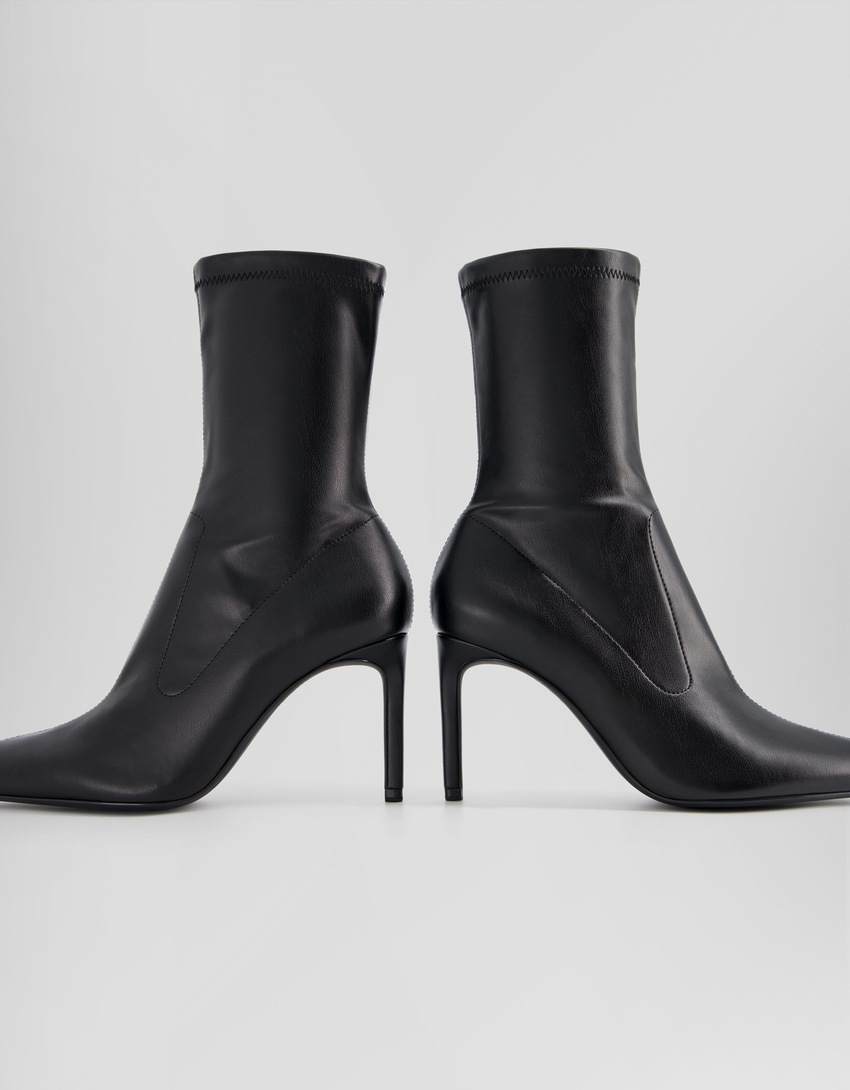 Botas de cano curto com salto alto e modelagem ajustada