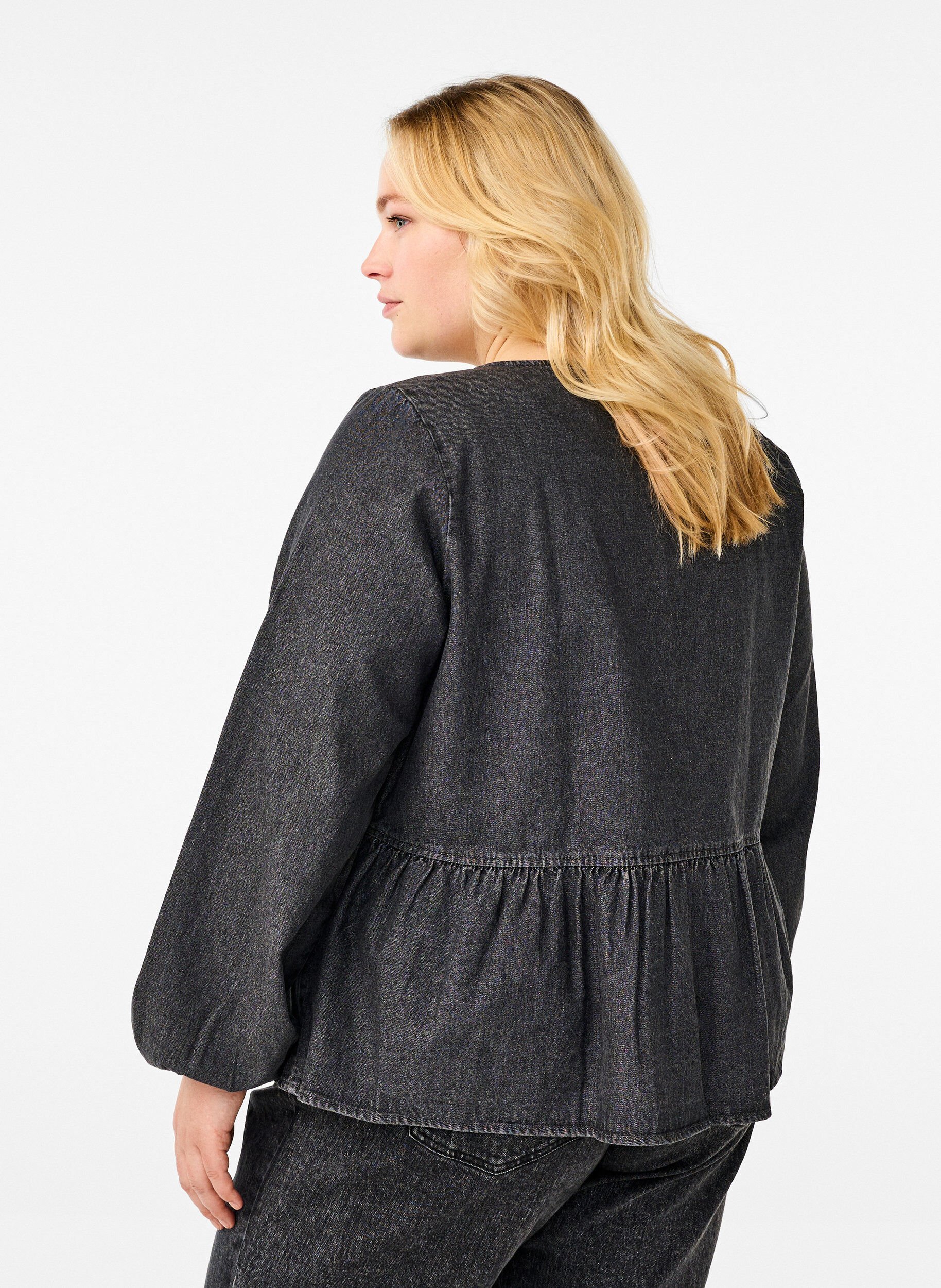 Peplum bluse i denim med bindelukning