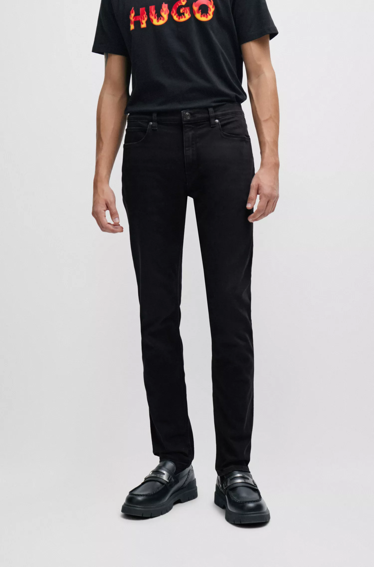 Calça jeans HUGO vermelha, extra slim fit, em denim preto com elasticidade confortável.