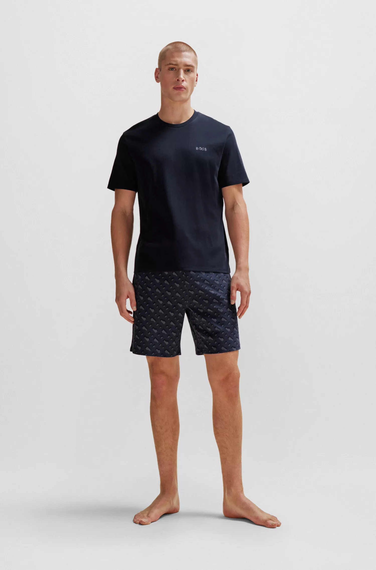 Pijama BOSS preto em algodão interlock com a marca estampada, em caixa de presente.