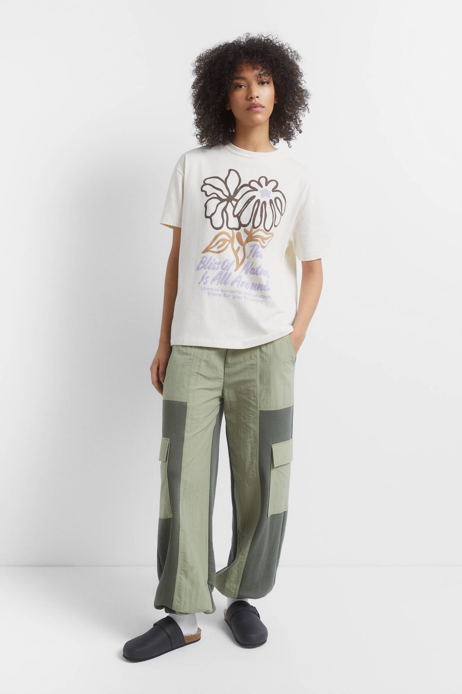 CAMISETA COM ESTAMPA DE FLORES - CRUA
