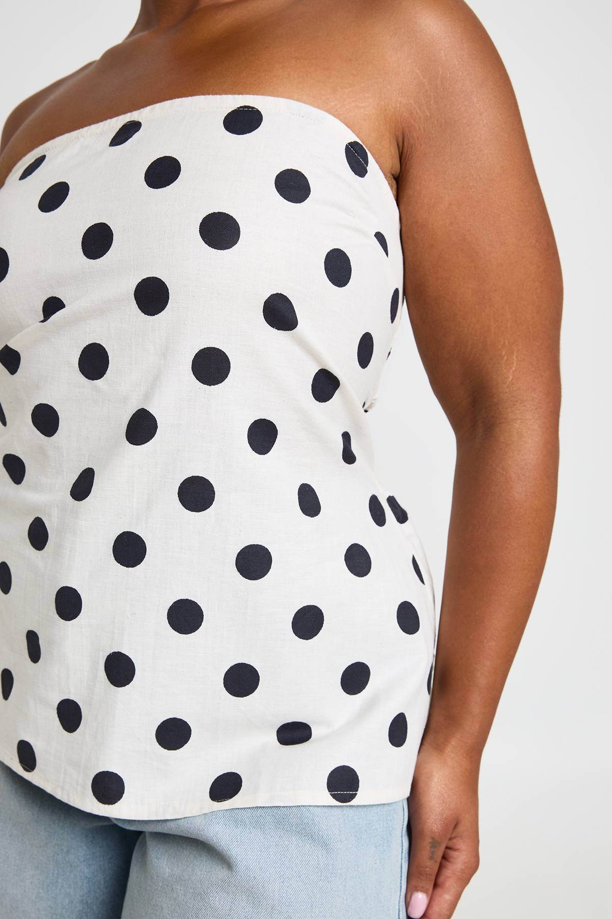 boohoo Haut Bandeau Grande Taille À Pois Avec Dos Froncé