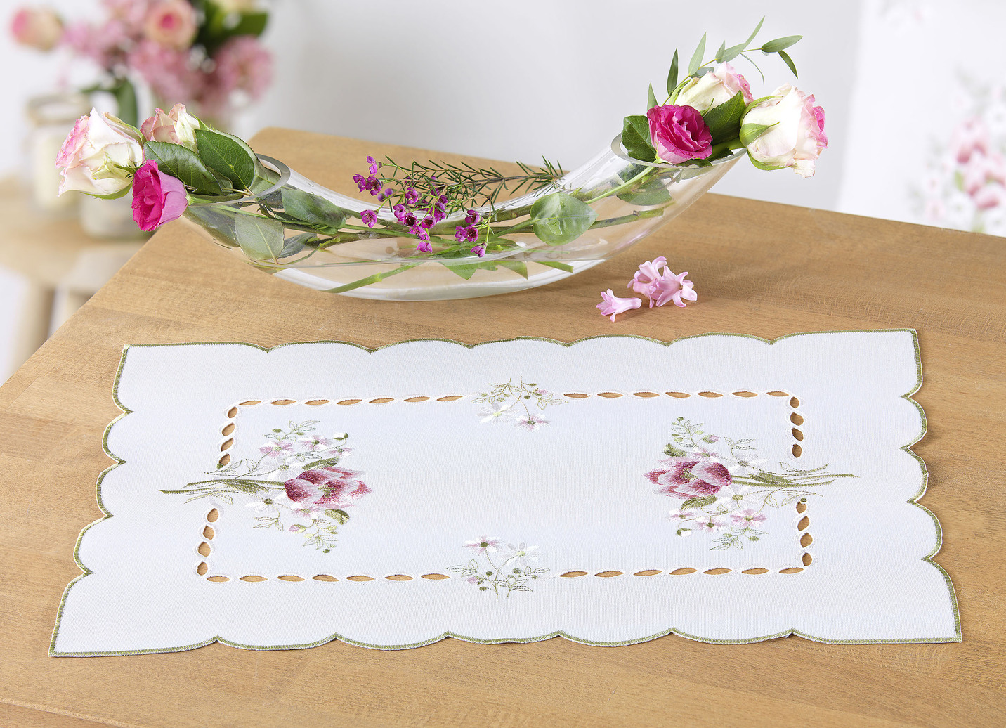 Tisch- und Raumdekoration mit Rosenmotive