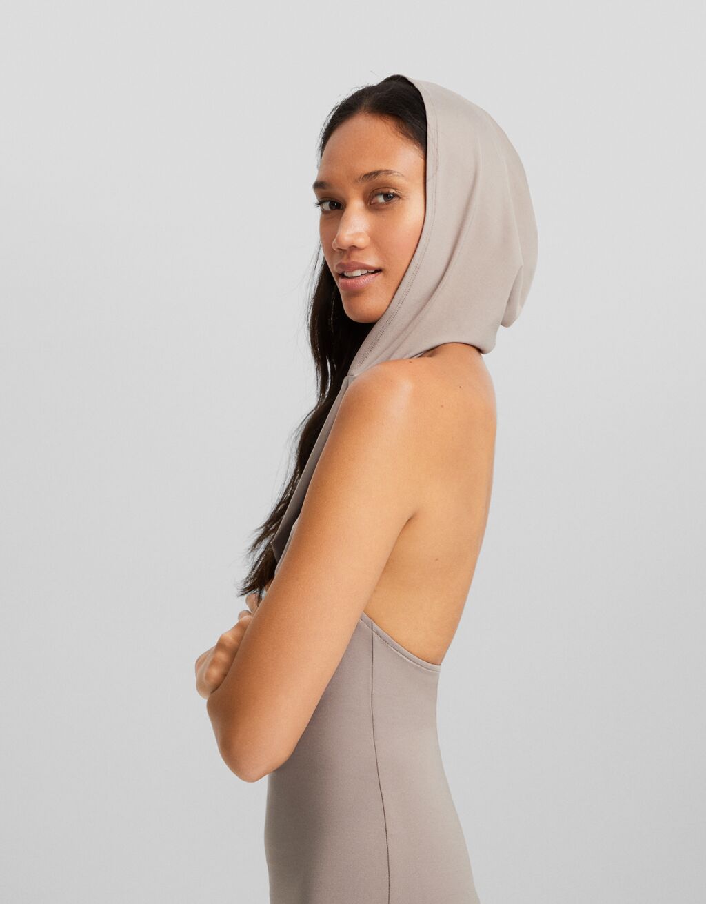 Vestido longo sem mangas com capuz aberto nas costas