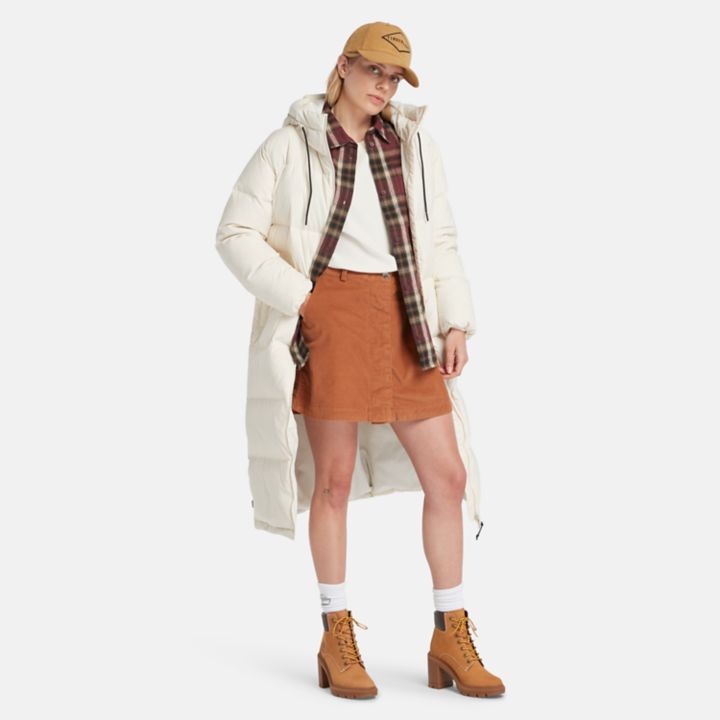 Jaqueta puffer feminina de plumas recicladas na cor bege.