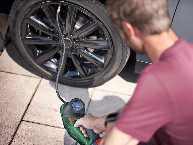 Bosch Akku-Druckluftpumpe UniversalPump 18 V Solo Schnelles Aufpumpen mit dem kraftvollen Akku-Kompressor von Bosch