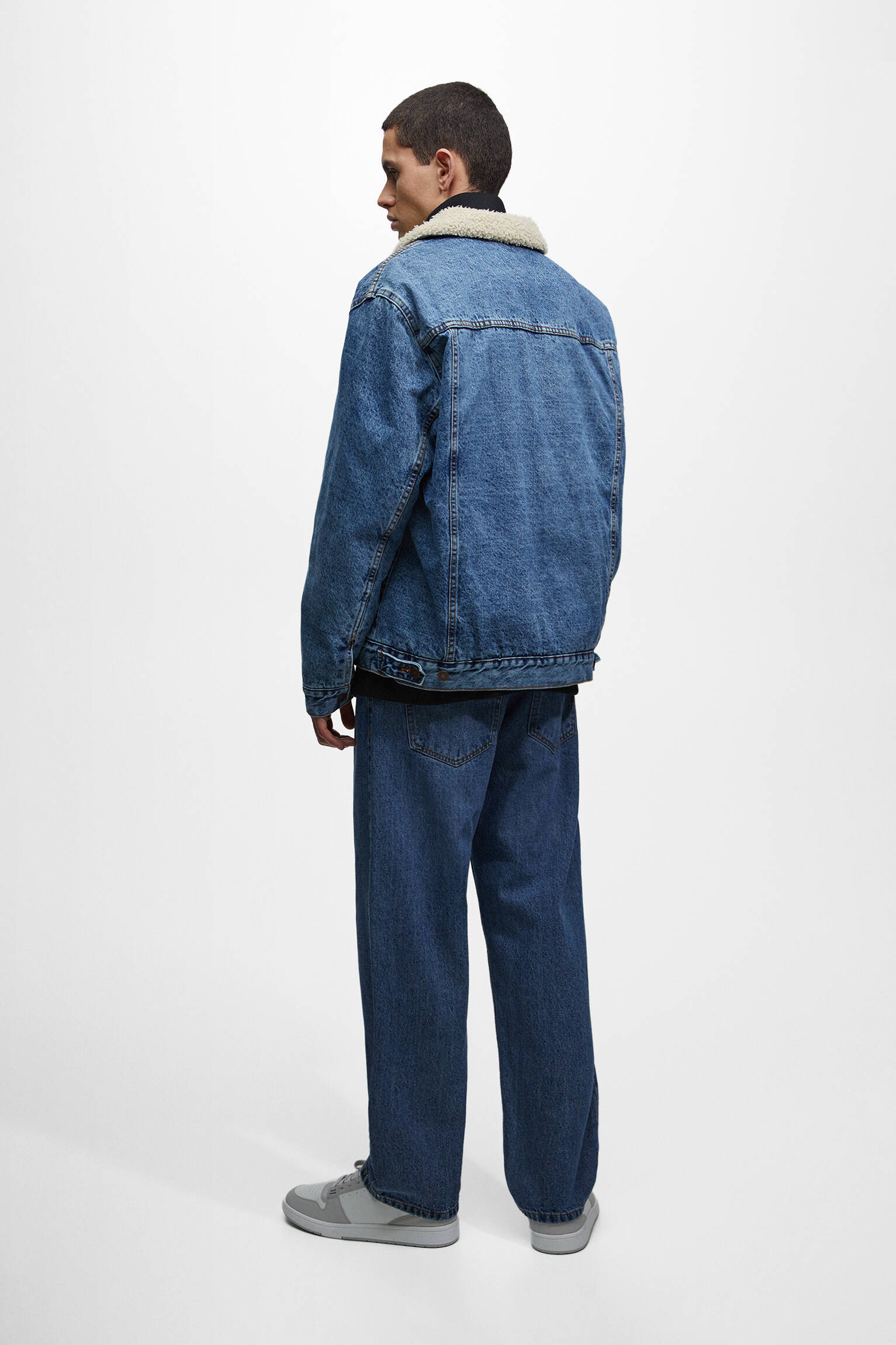 Jaqueta jeans com gola de pele de carneiro - azul médio