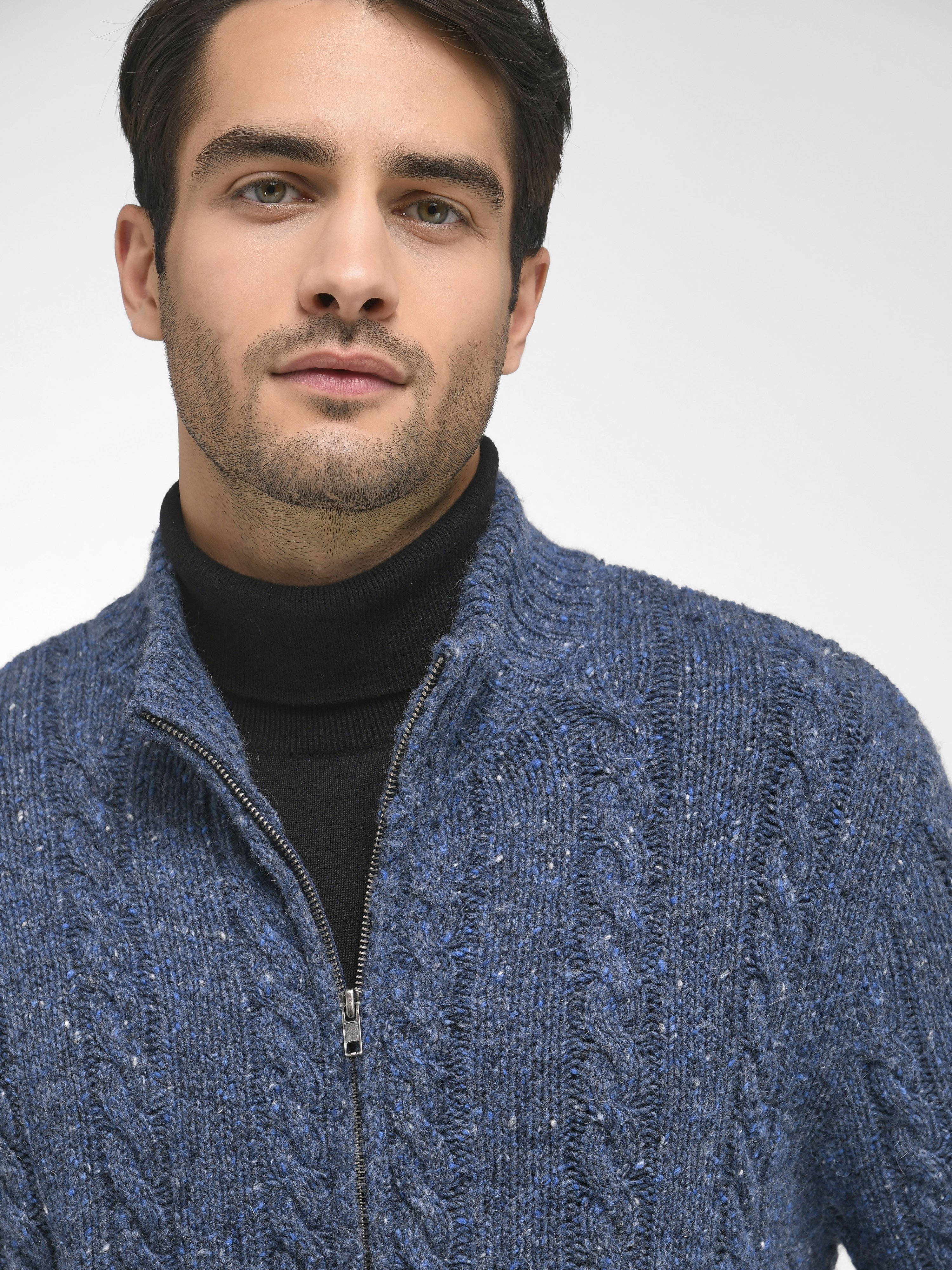 Strickjacke mit Stehkragen