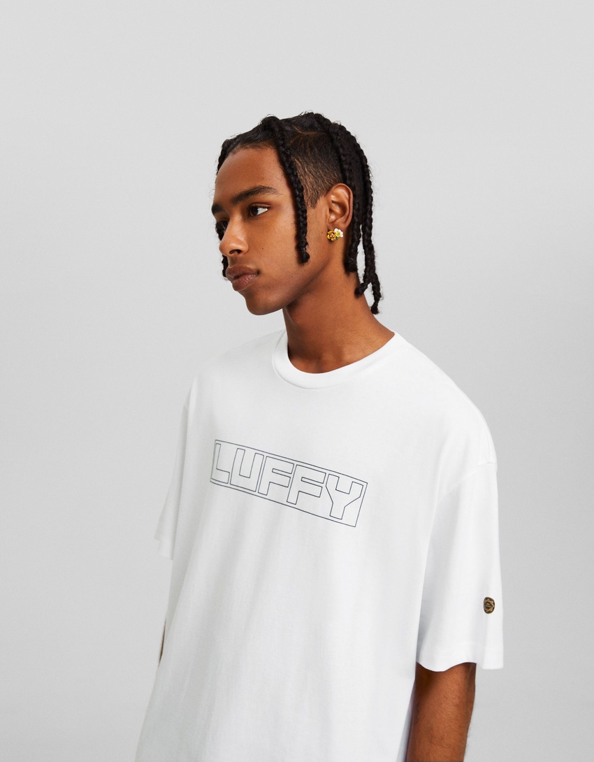Camiseta de manga curta com estampa de One Piece e modelagem quadrada.