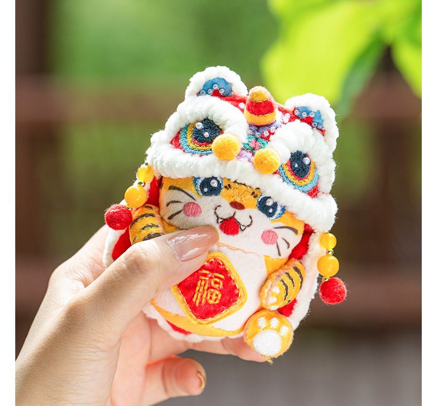 Embroidery Kingdom - DIY borduurpakket met tijgeramulet (verschillende ontwerpen)