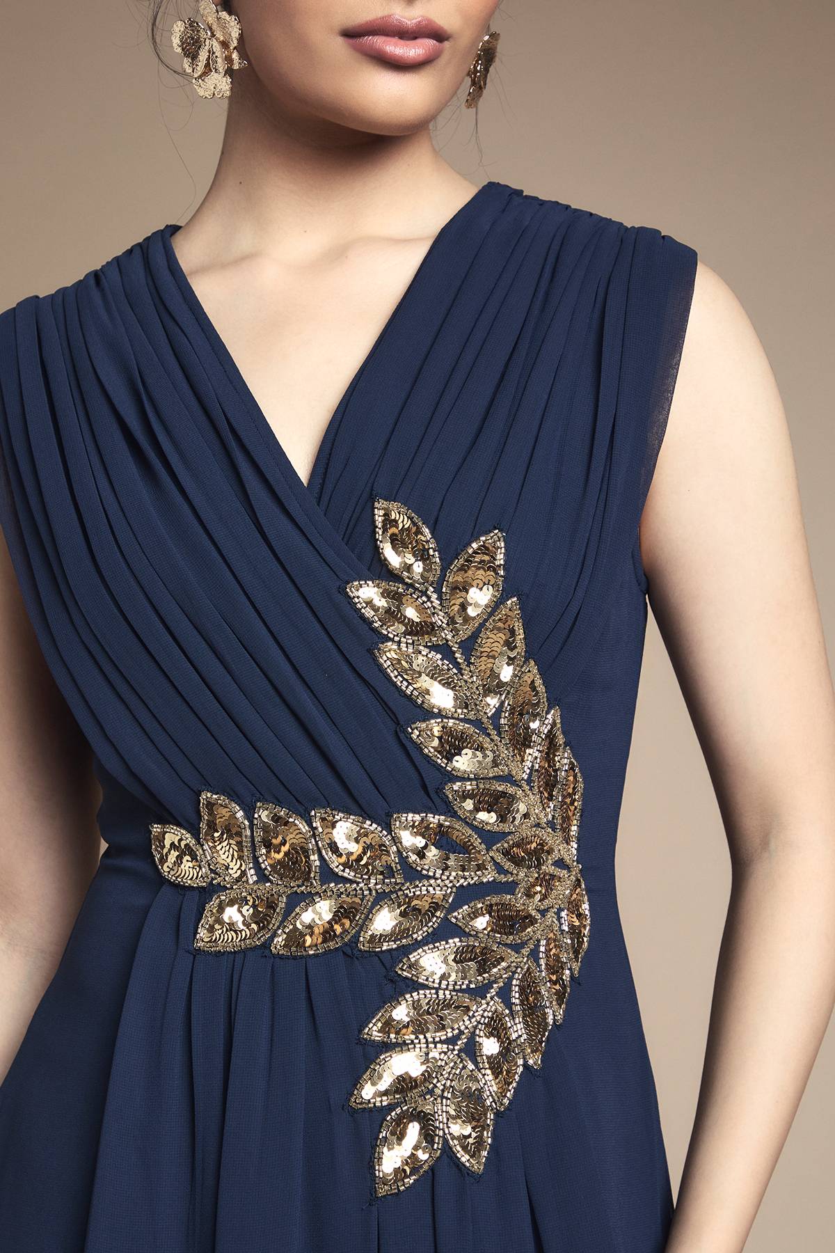 Wallis Robe Longue en Georgette à Encolure Portefeuille Ornée de Perles