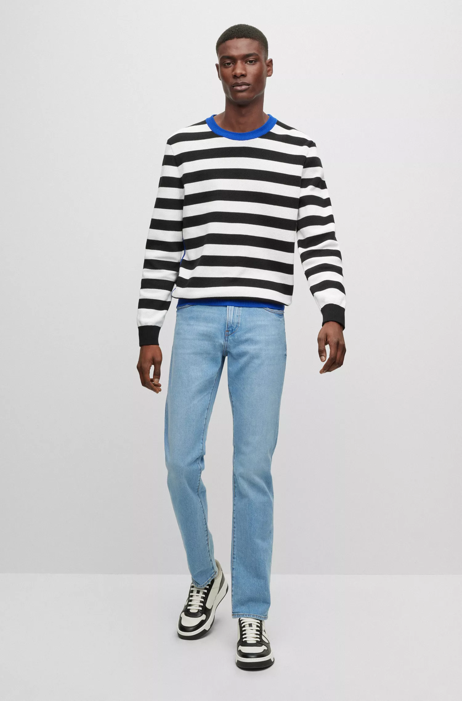 Calça jeans BOSS preta, corte slim, em denim azul com elasticidade confortável.