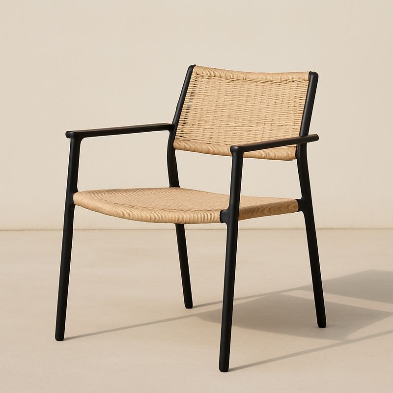 Stuhl mit Metallrahmen und Rattan-Geflecht