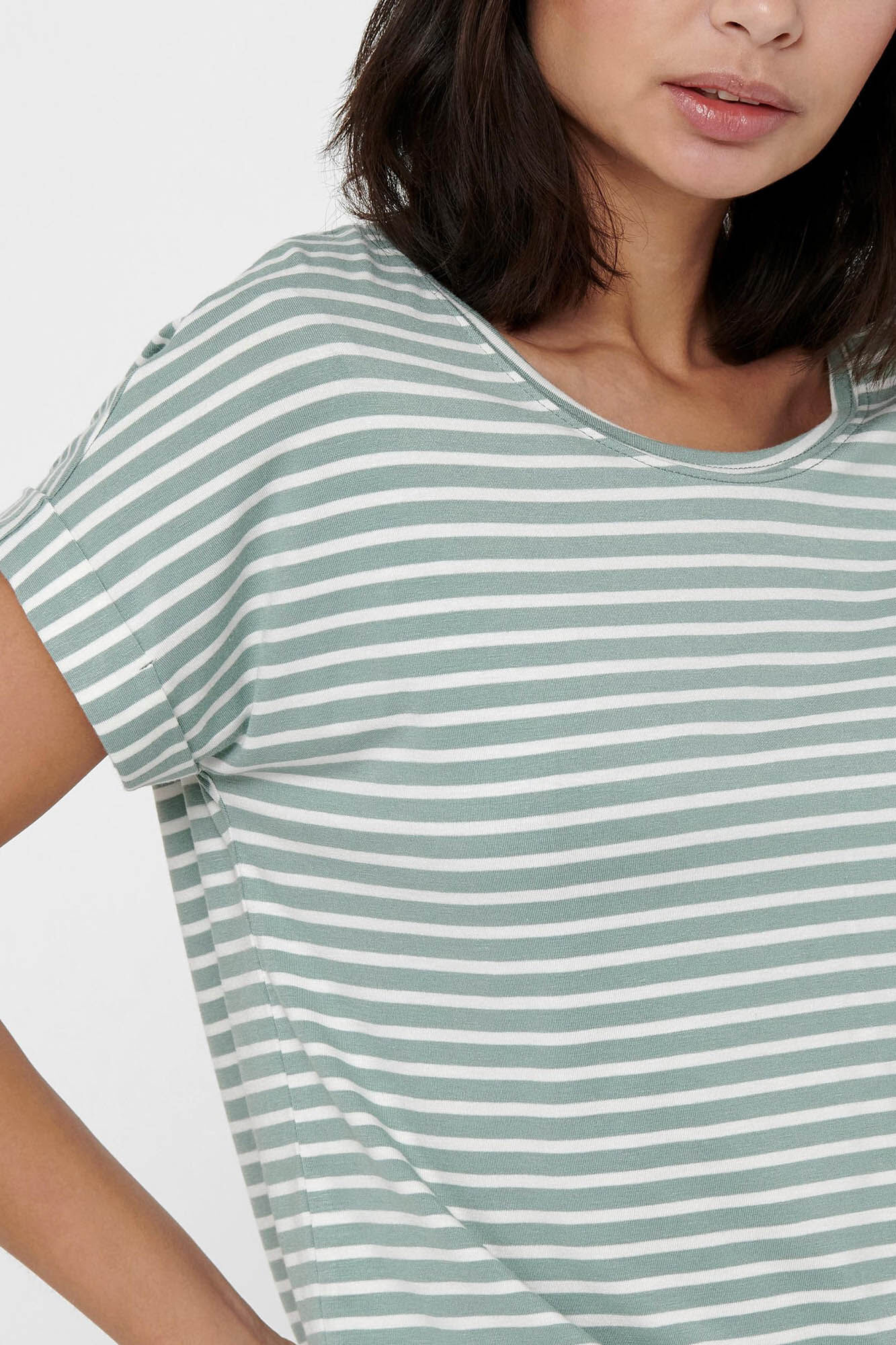 Camiseta listrada de manga curta com gola redonda