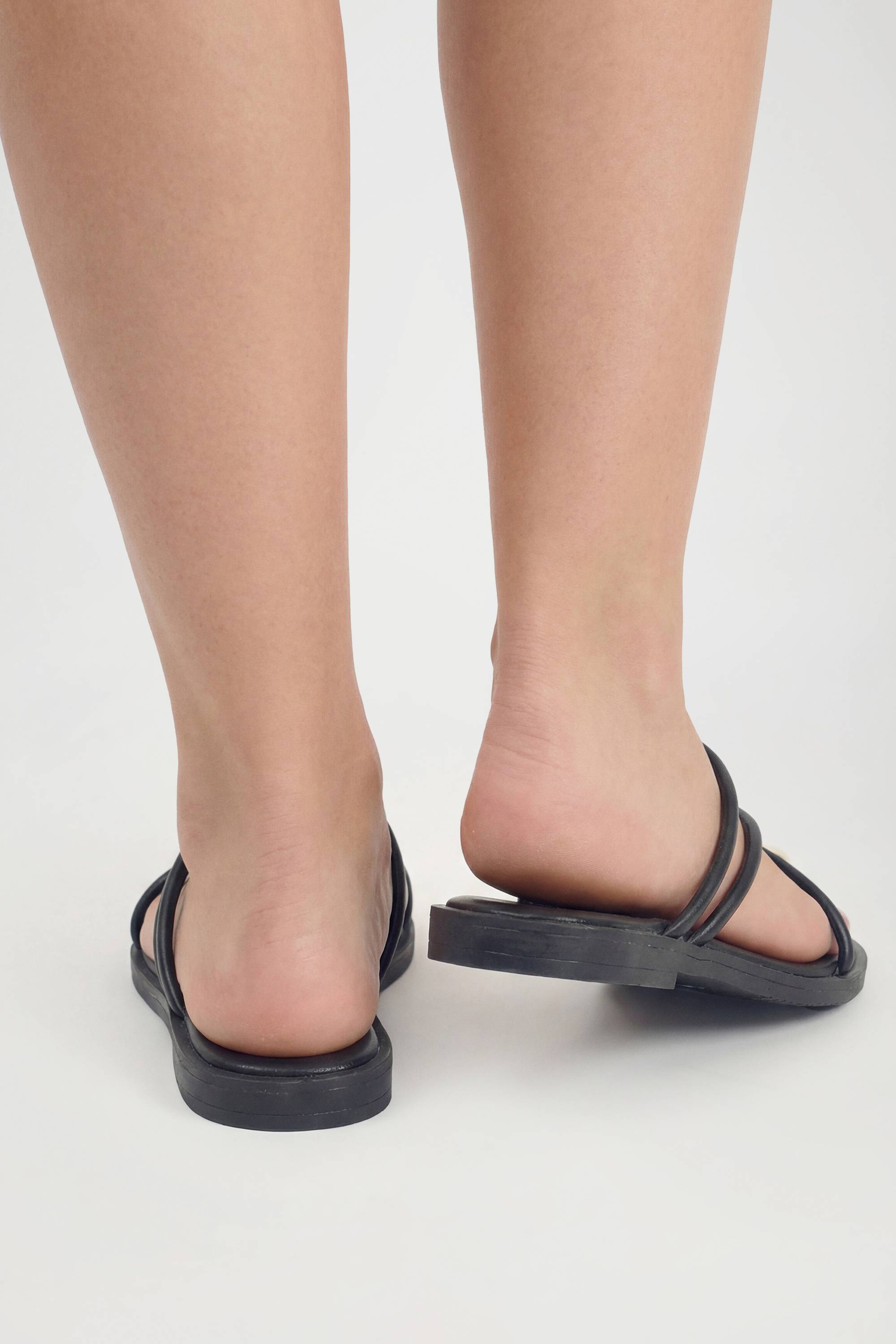 boohoo Sandales À Lanières Entre-Doigts Avec Détails Métalliques