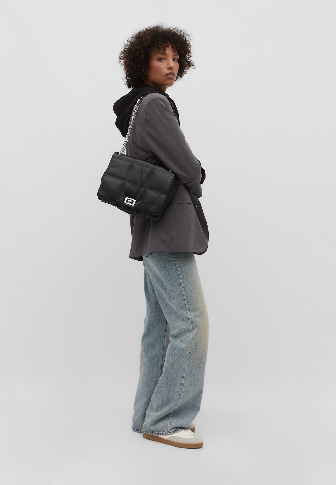 Bolsa transversal acolchoada com fecho grande