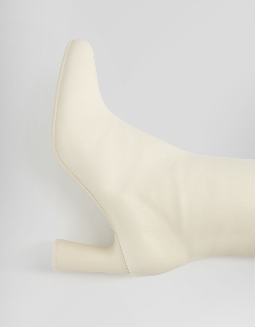 Botas de cano curto com salto médio ajustado