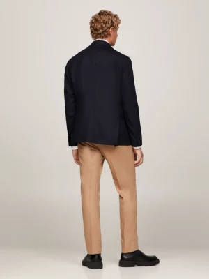 Blazer de flanela com abotoamento simples e corte slim.