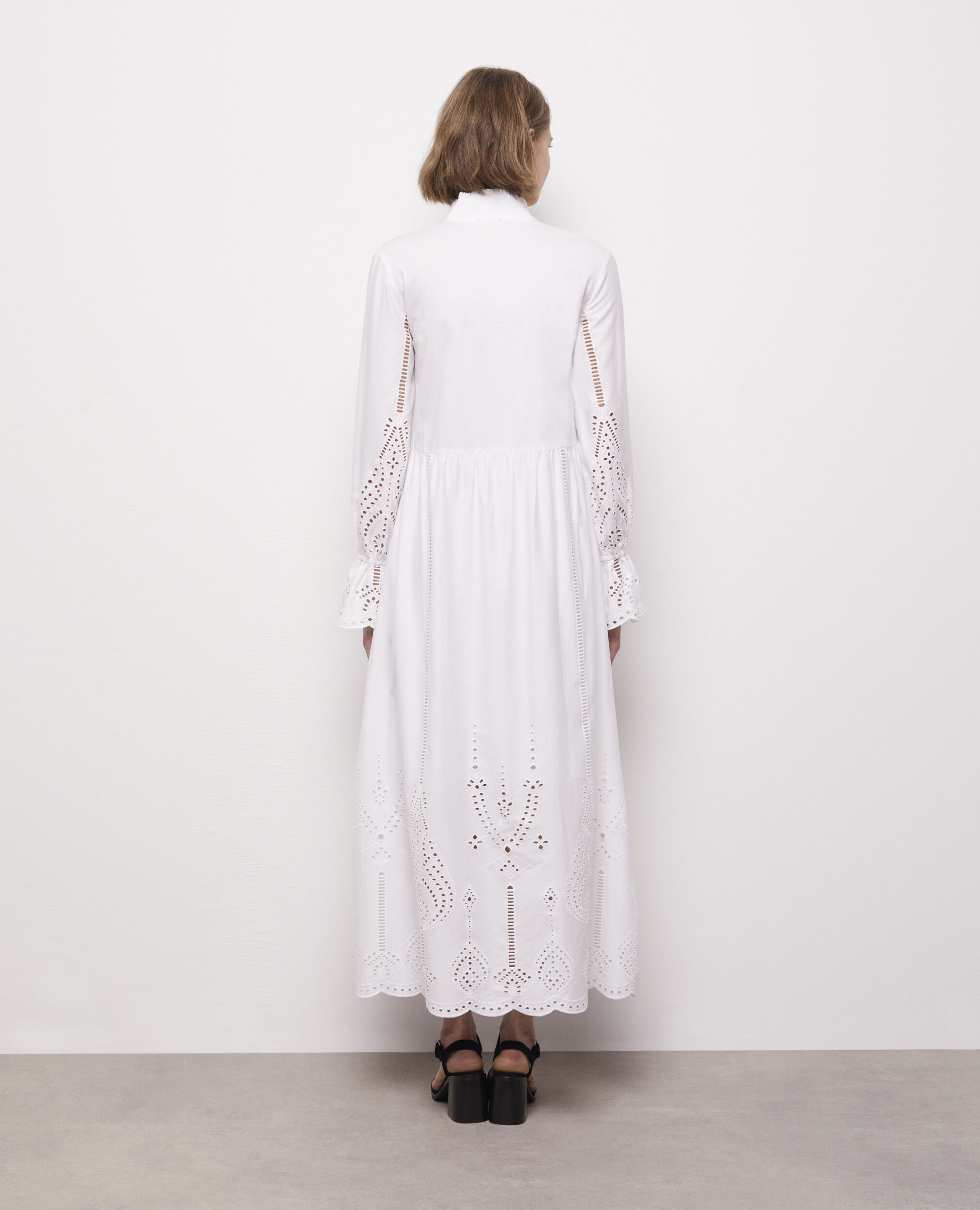 Robe longue blanche avec broderie Anglaise