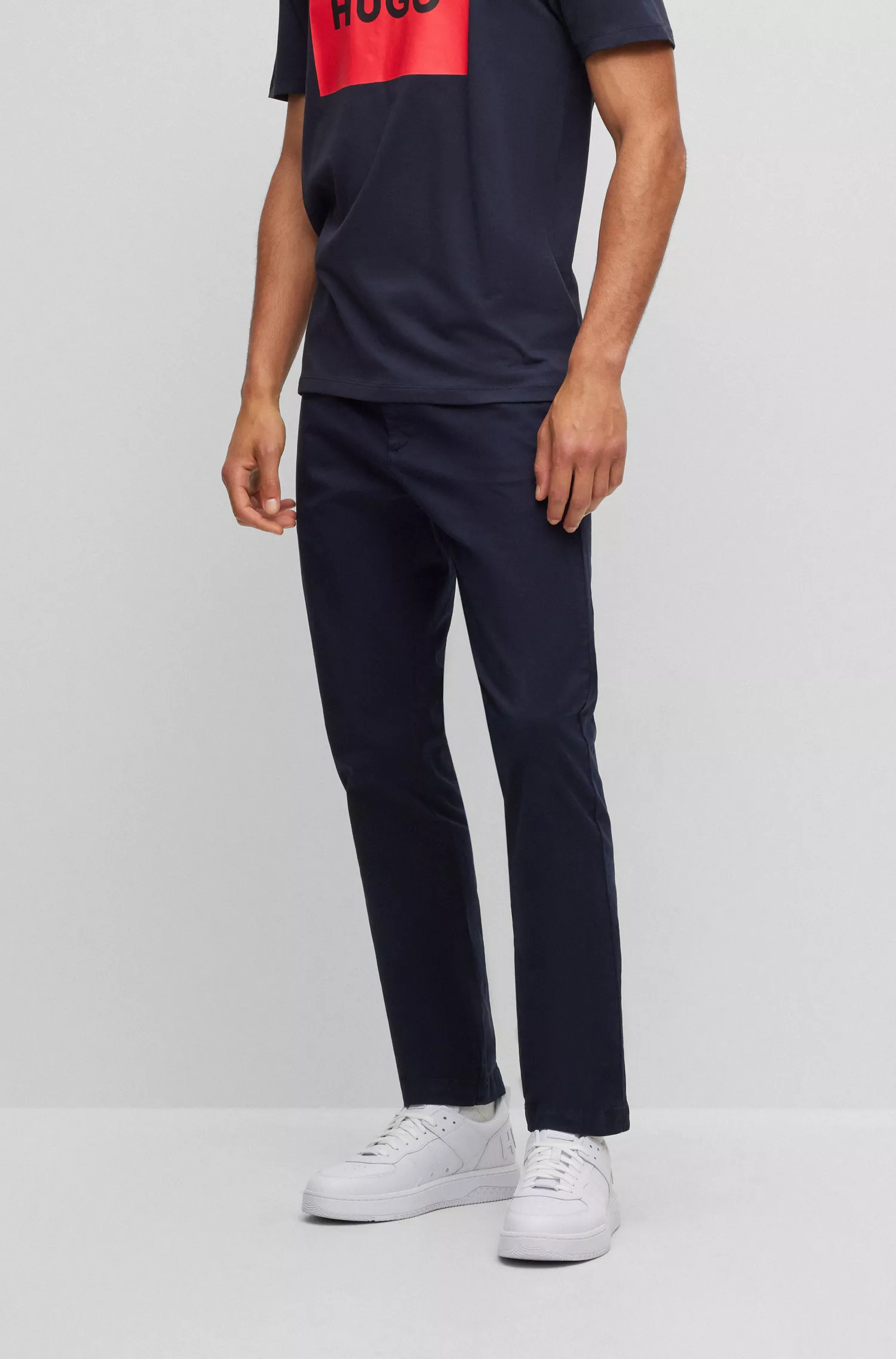Calça chino HUGO vermelha, corte slim, em gabardine de algodão elástico.