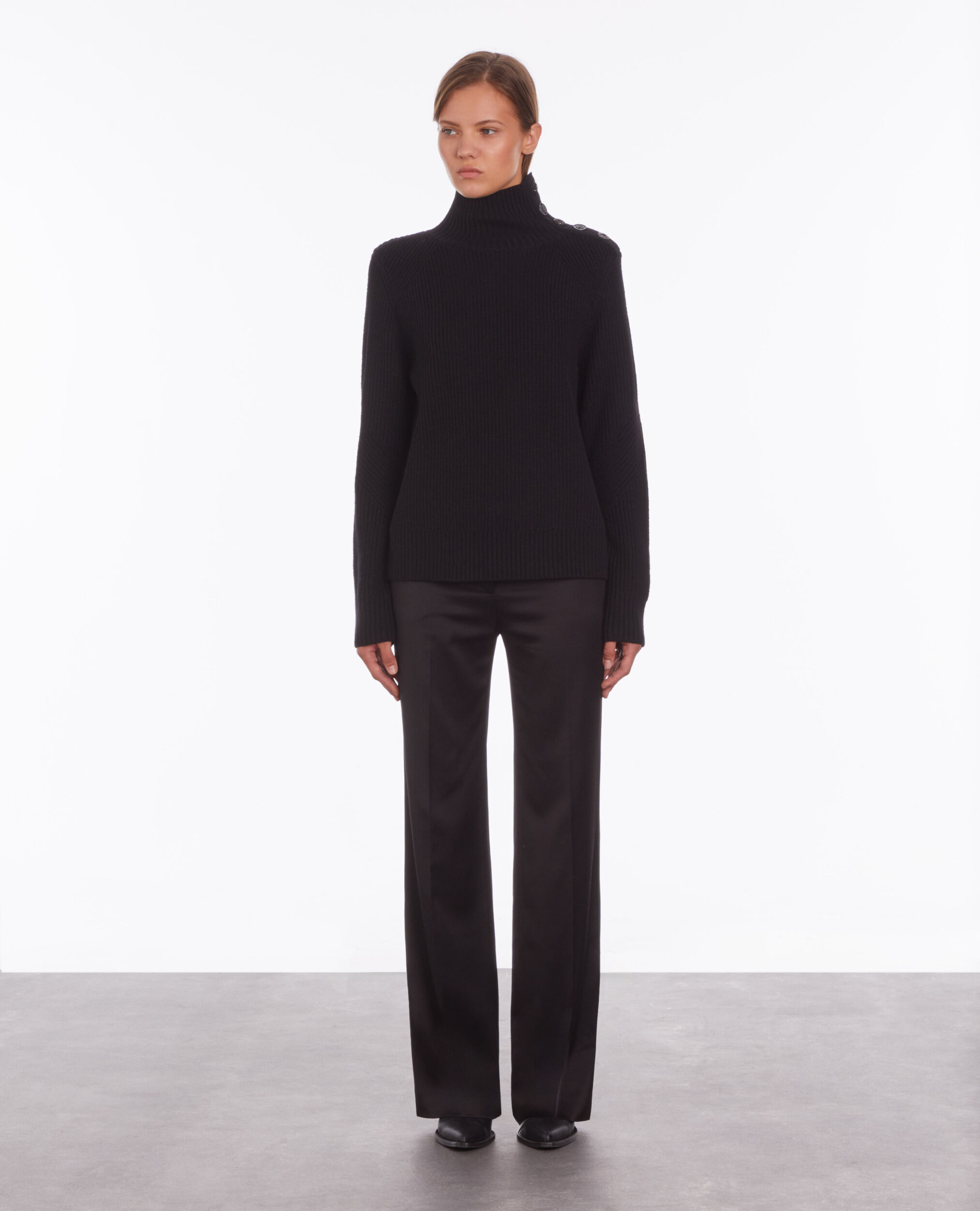 Pull noir en laine avec boutons bijoux