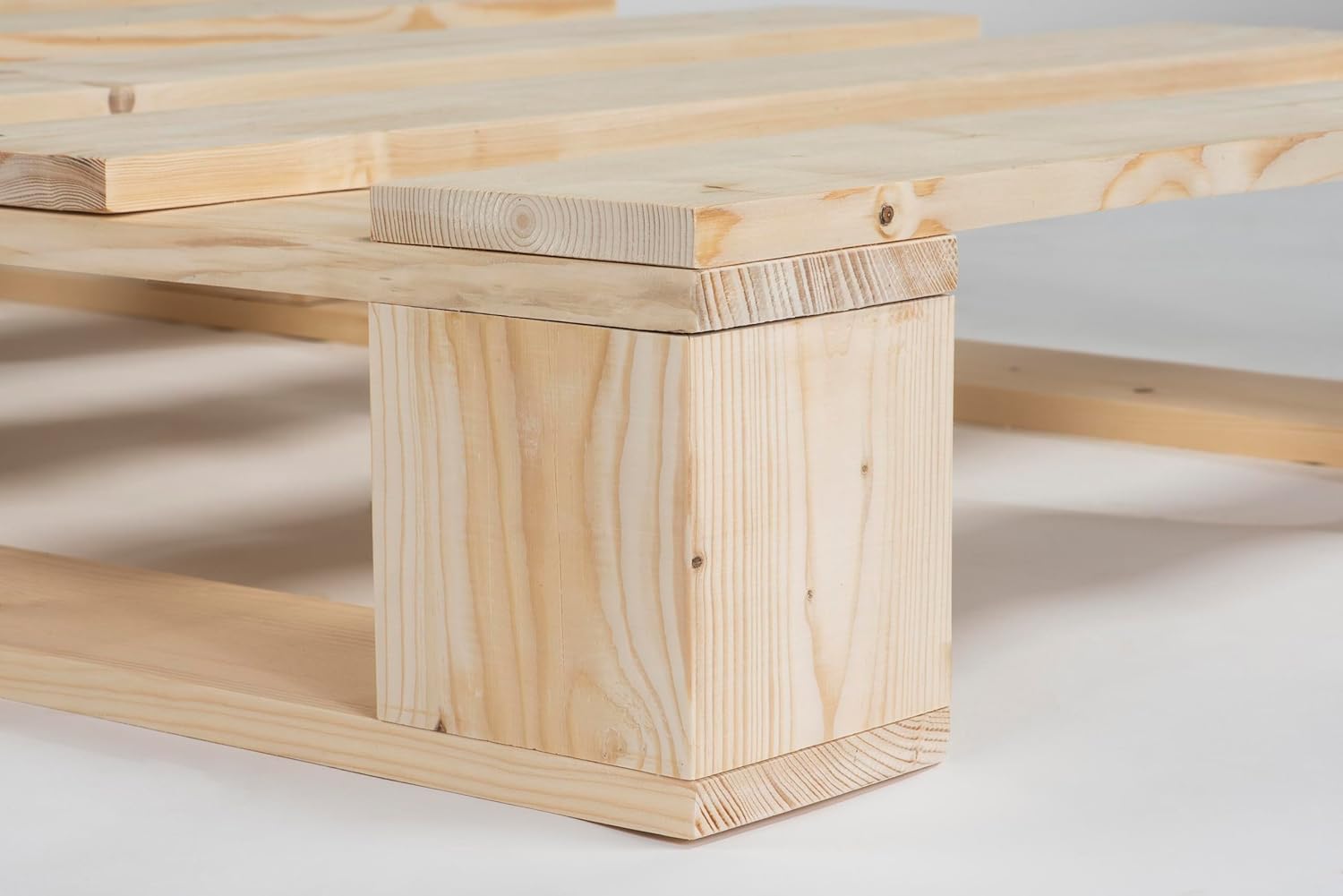 Palettenbett M1 aus Holz 140 x 200 cm Natur mit Kopfteil Holzbett 20cm Stabiles Seniorenbett Kinderbett Jugendbett Gästebett erhöhtes Einzelbett Bettgestell Futonbett Komforthöhe Naturholz