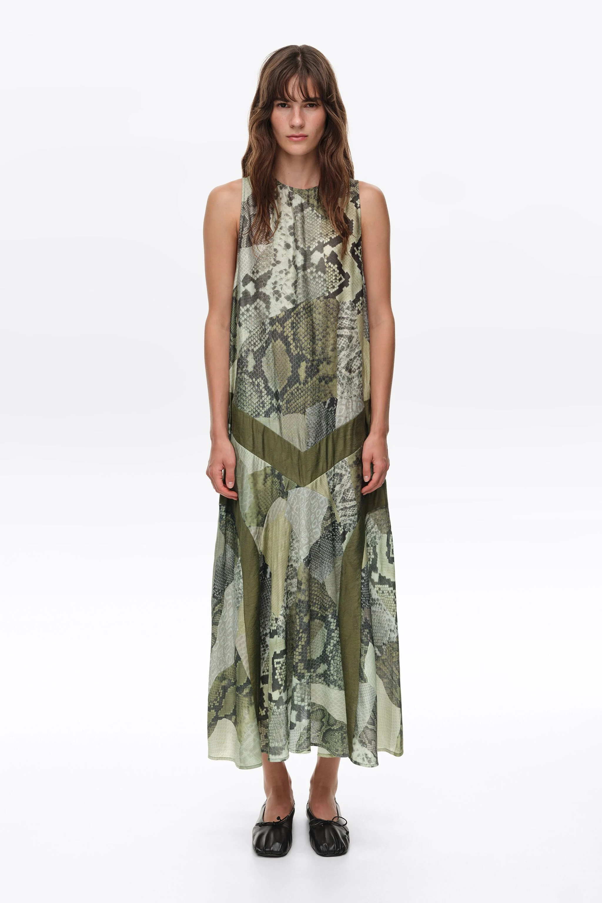 Vestido evasê com patchwork de cobra verde