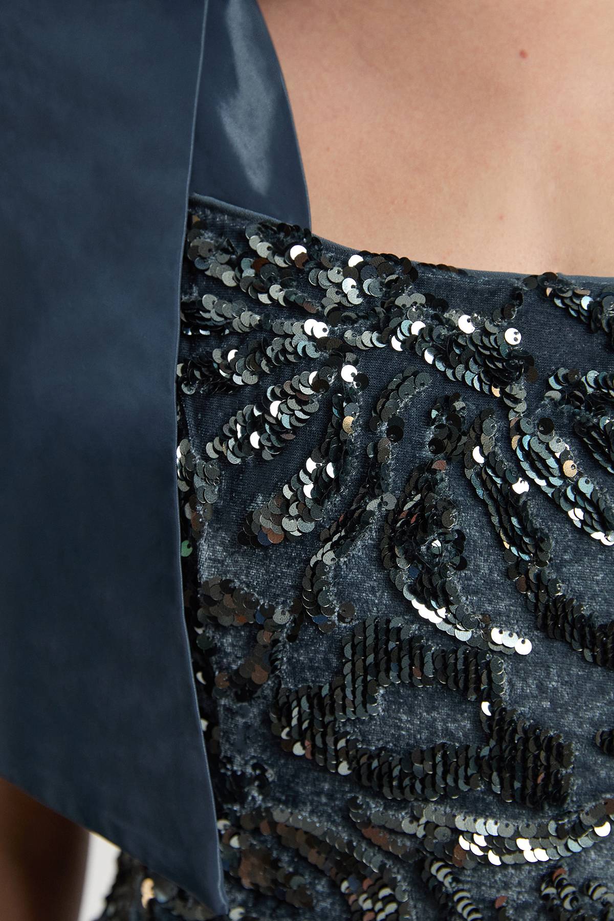 KarenMillen Robe Mini Tissée en Velours à Paillettes avec Détail de Nœud en Taffetas