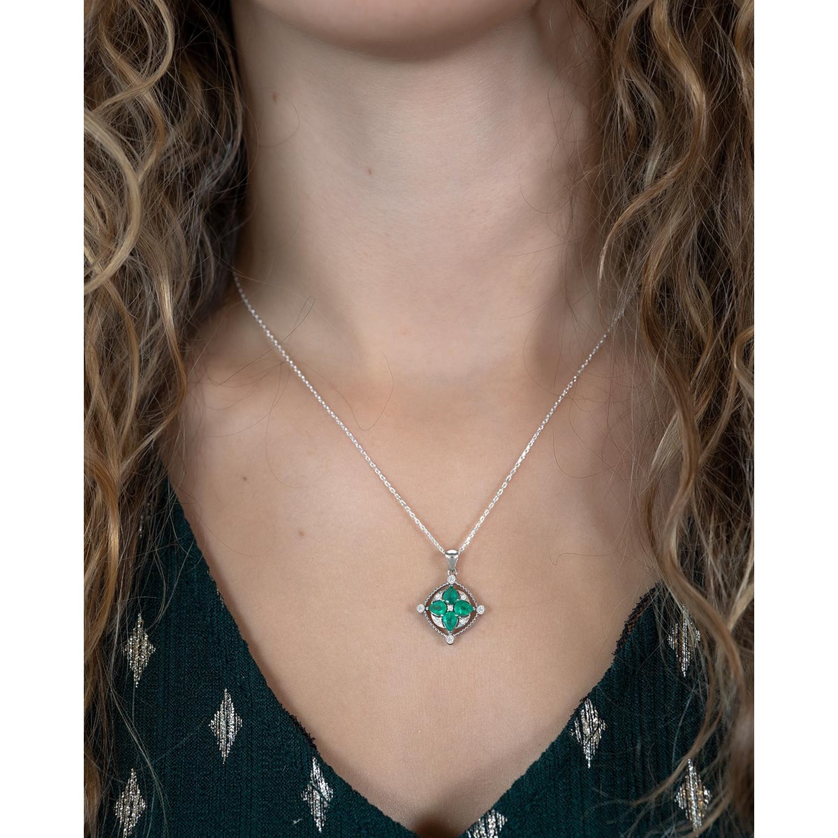 Collier Pendentif Or Blanc Médaillon Emeraude et Diamants - Fête des Mères Élégante et Raffinée | Aden