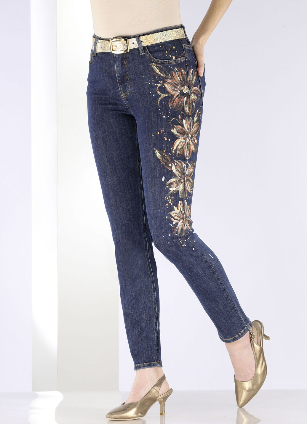 Edel-Jeans mit handbemalten, floralen Motiven